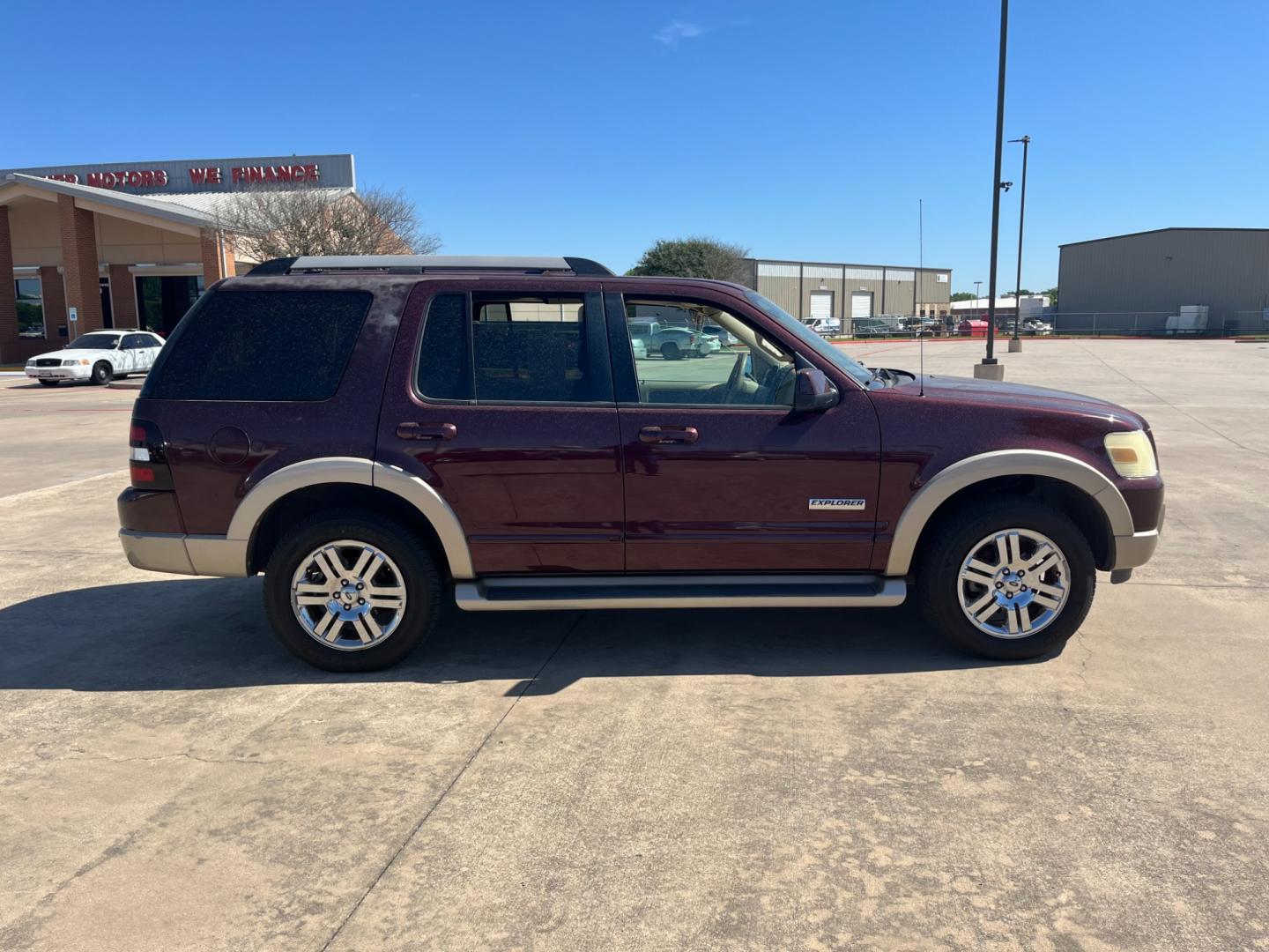 2006 maroom /TAN Ford Explorer Eddie Bauer 4.6L 4WD (1FMEU74816U) with an 4.6L V8 SOHC 16V engine, 6-Speed Automatic Overdrive transmission, located at 14700 Tomball Parkway 249, Houston, TX, 77086, (281) 444-2200, 29.928619, -95.504074 - Photo#7